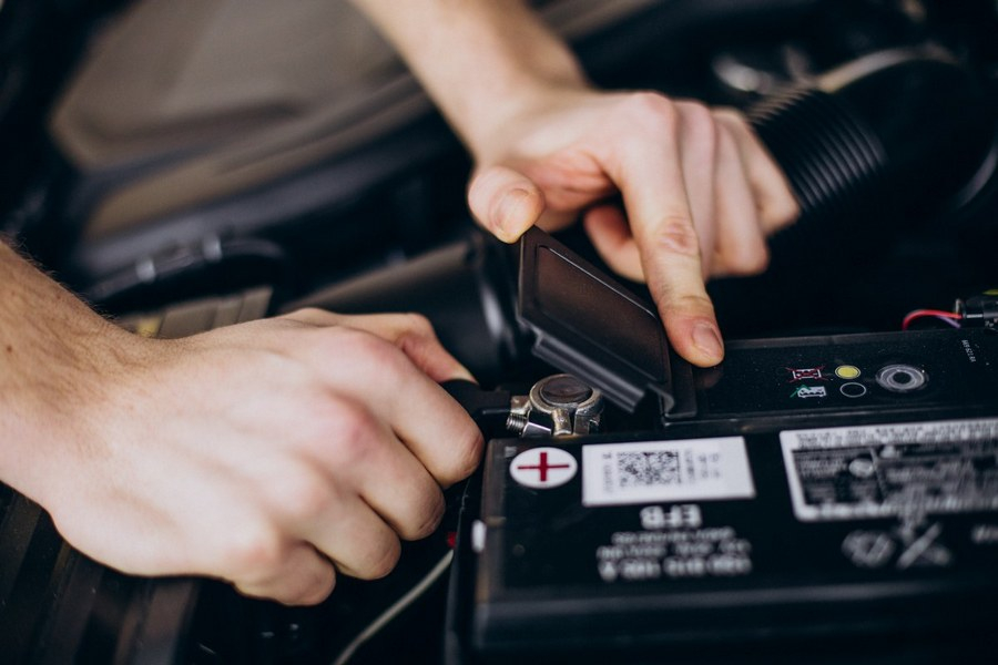 Cum pot fi repornite bateriile auto descărcate? Iată cum să readuci la viață mașina!