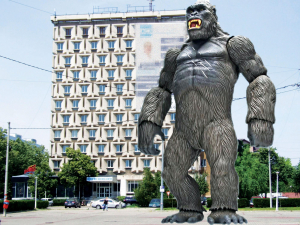 Atențiune, atențiune, 3, 2, 1, motor! King Kong a ajuns și la Galați, pe platoul dintre Casa de Cultură a Sindicatelor și hotel Turist