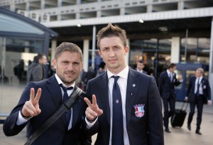 Sorin Frunză şi Cornel Râpă vor fi titulari diseară. La sosirea pe aeroportul din Manchester erau optimişti cu privire la duelul cu „Diavolii Roşii”