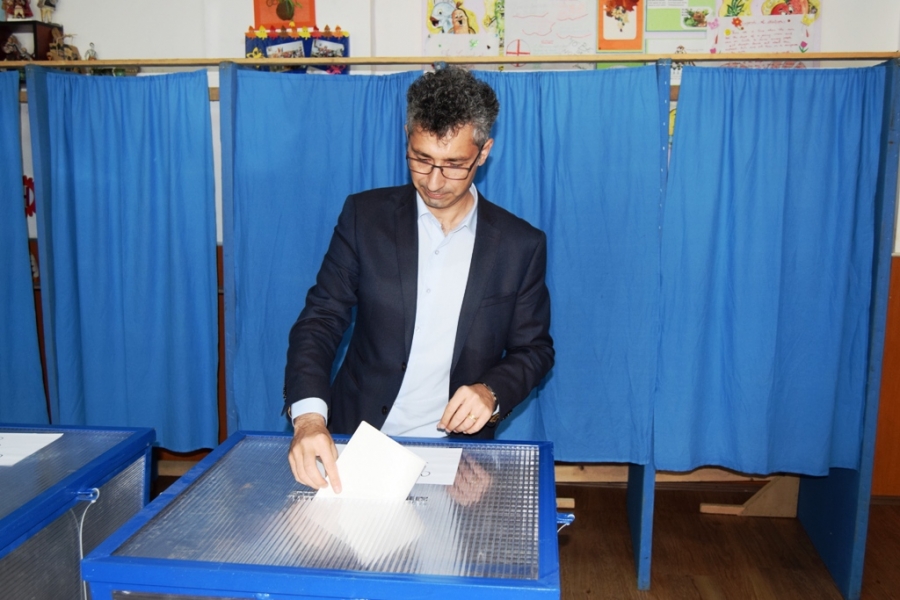 CANDIDAȚI LA URNE/ Nicuşor Ciumacenco a votat la Şcoala nr. 24