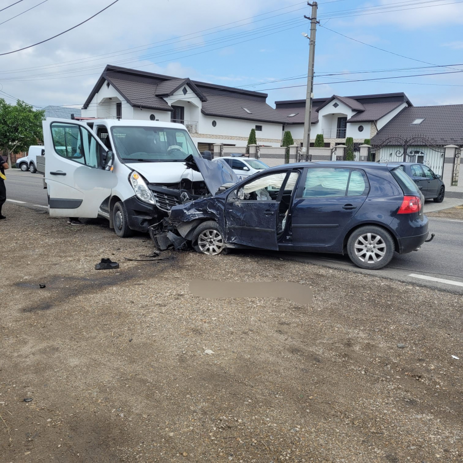 Accident teribil pe ”drumul morții”. Mașină ”pasată” între un tir și o camionetă