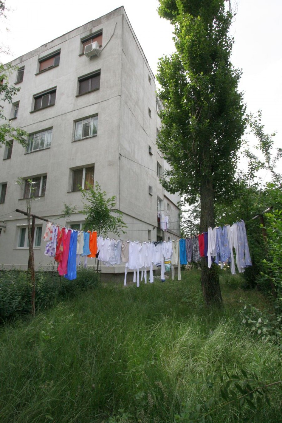 Lipsă de bun simţ din partea unor gălăţeni: Rufele se usucă în familie!