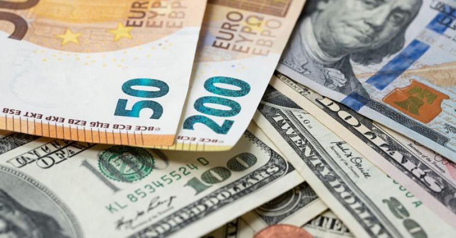 Euro a înghețat la 4,976 lei