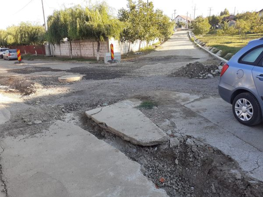 Stradă plină de gropi și decopertări, în comuna Şendreni