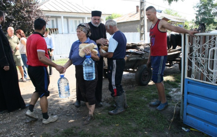Creştinii din Arhiepiscopia "Dunării de Jos", solidari cu sinistraţii: 550 de pachete pentru şcolari