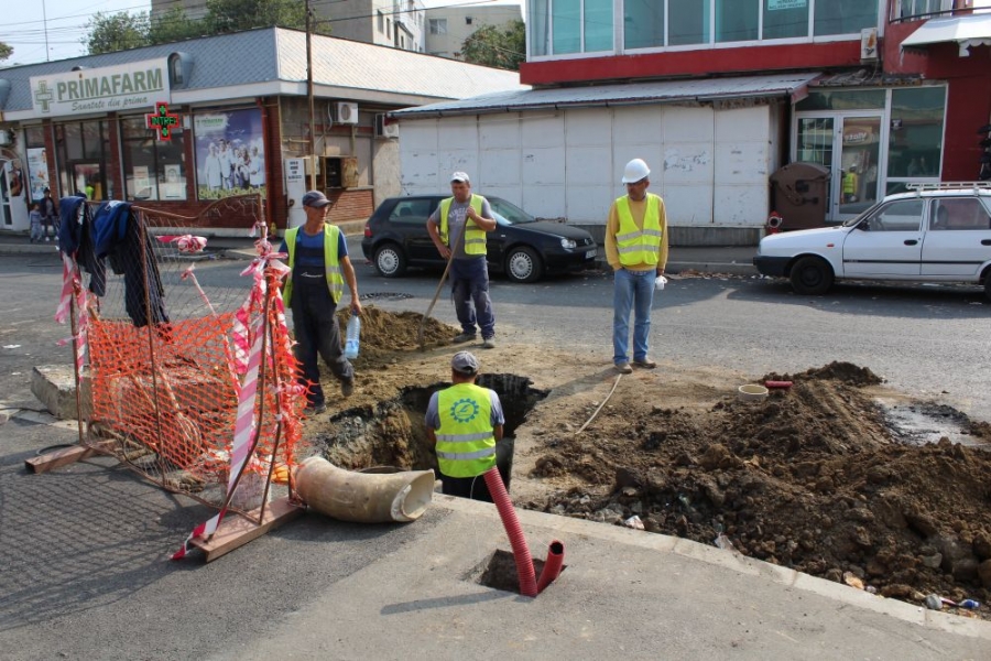 N-a rezistat decât un weekend | Pe strada Tecuci, ASFALTUL proaspăt turnat a fost spart