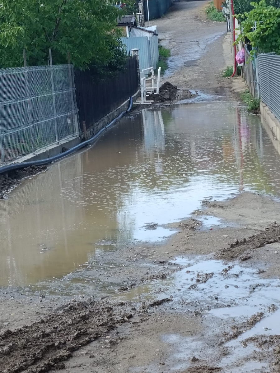 „Brateşul” de pe strada Crângului. Un drum inundat, înnămolit sau plin de colb (FOTO)