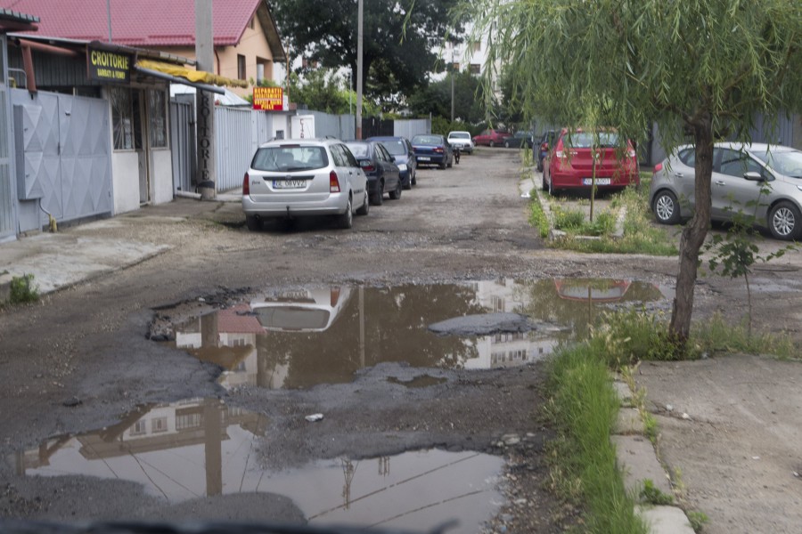 REPORTAJ în Galaţiul european/ Micro 18, un cartier plin de CRATERE, BĂLŢI şi GUNOAIE (FOTO)