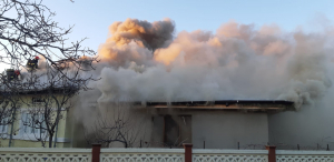 Incendiu la un acoperiș. Intervenție pentru a evita extinderea la alte case (video)