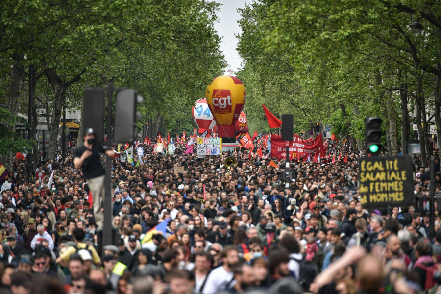 Franța, amenințată de proteste și greve majore. Macron caută al cincilea premier