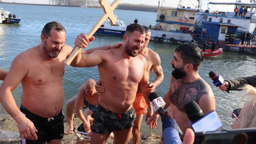 Un agent de pază a scos iar crucea din „Iordanul românilor”. Mii de gălățeni s-au înghesuit la sfințirea apelor de Bobotează (foto)