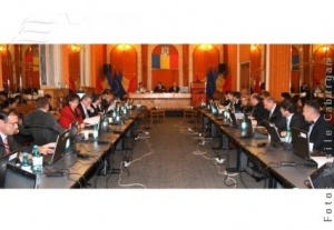 Unii cu casă, alţii evacuaţi
