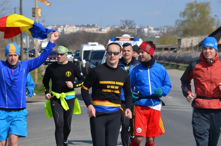 POVESTEA unui gălăţean de cursă lungă. Îngerul copiilor bolnavi poartă uniformă de jandarm (FOTO)