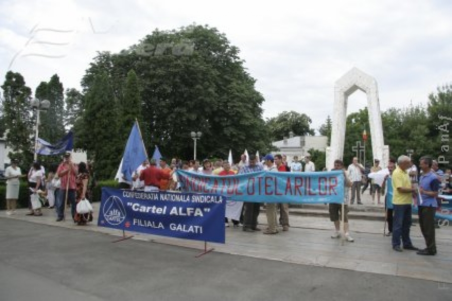 Miting al sindicaliştilor din Cartel Alfa în faţa Prefecturii