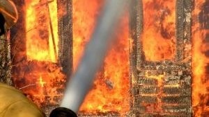INCENDIU DEVASTATOR pe strada Sfântul Spiridon/ Fumul gros a îngreunat intervenţia pompierilor
