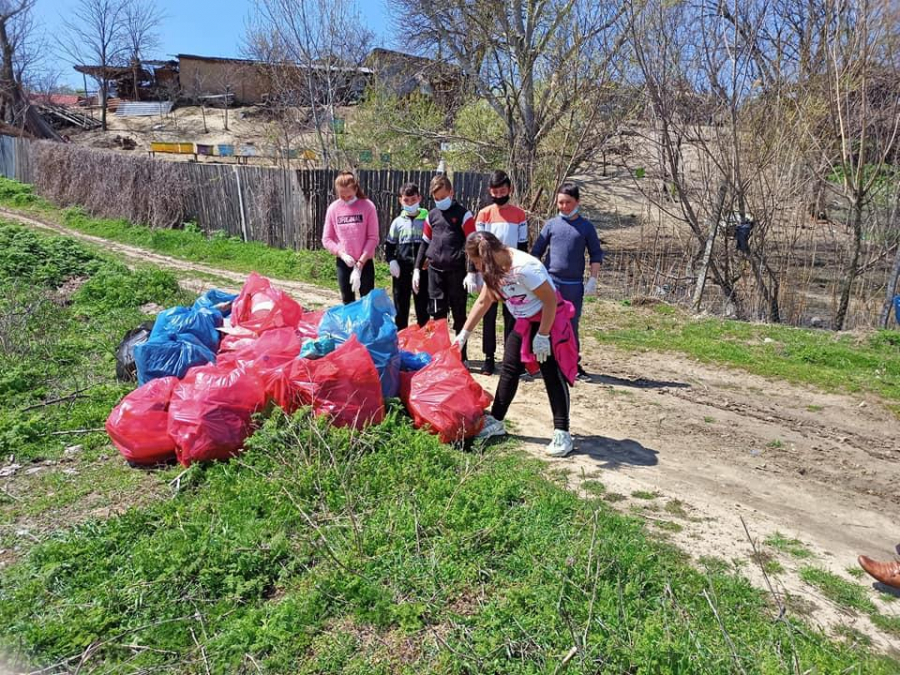 Elevii, în acţiune pentru educarea părinţilor (FOTO)