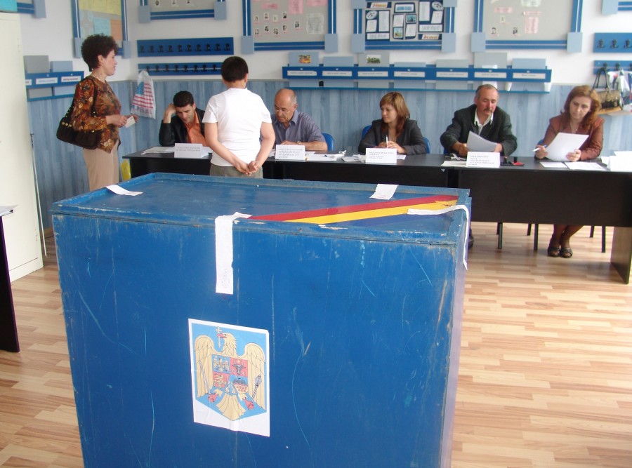 Primul referendum: Gălăţenii l-au salvat pe Băsescu în 2007