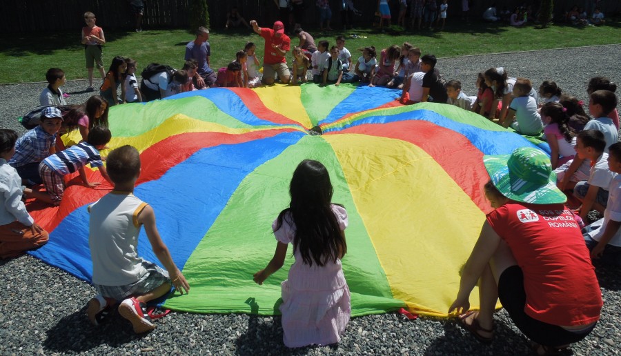 A venit vacanţa! "Maşina cu jucării" a fost parcată la şcoli din Galaţi