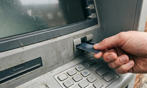 Proiect legislativ. Rom&acirc;nii ar putea retrage suma exactă dorită de la orice bancomat
