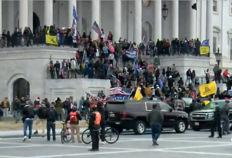 America, în stare de şoc!  Manifestanţii pro-Trump au luat cu asalt clădirea Congresului