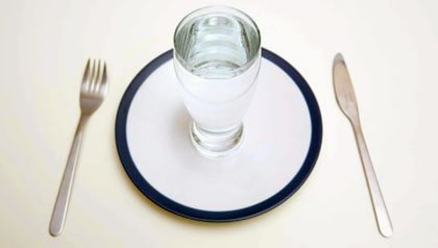Două motive pentru care este indicat să bei apă înainte de masă. Dar cu o CONDIȚIE