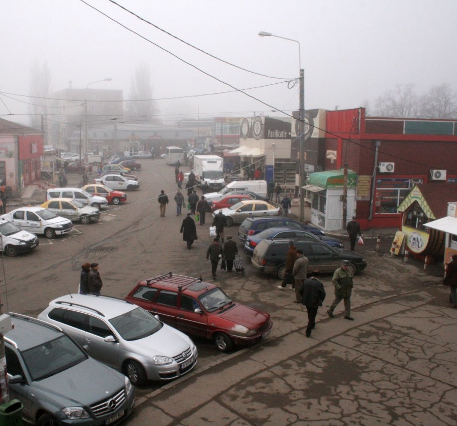 Piaţa Centrală, o lume a contrastelor: service GSM, detergenţi vrac, articole nunţi, cafea la nisip