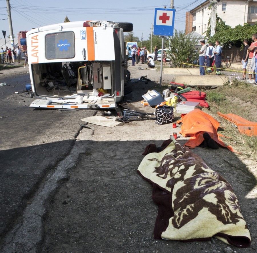 UPDATE Ambulanţă implicată într-un accident la Barcea: Trei persoane au decedat (FOTO - VIDEO)