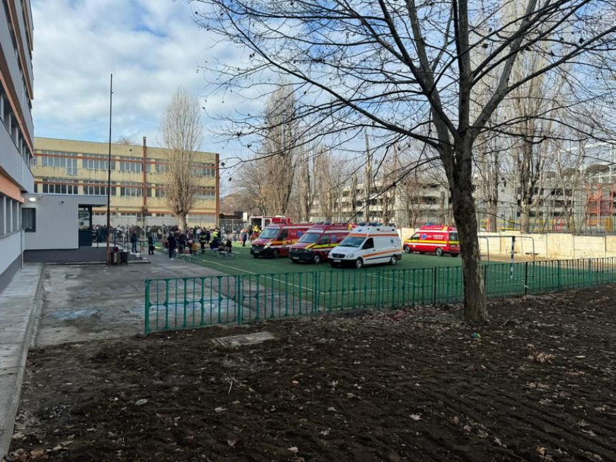 Și-a băgat în spital 25 de colegi, cu un spray lacrimogen