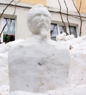 INEDIT | La Galați, bustul lui Cuza expus între blocuri