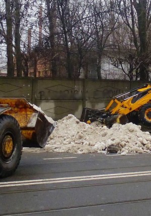 ECOSAL încă strânge zăpada de pe străzi, la o lună de la ninsoare... (VIDEO&amp;FOTO)