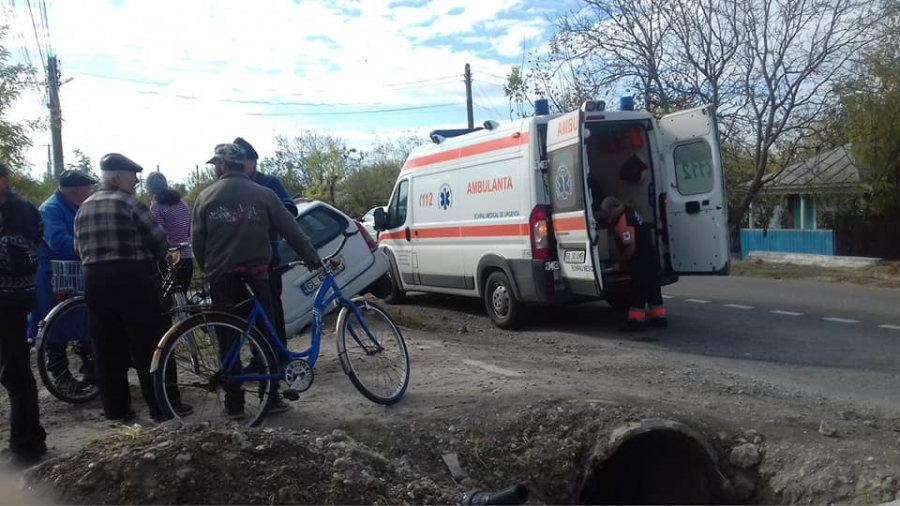 Accident cu doi răniţi pe un drum judeţean