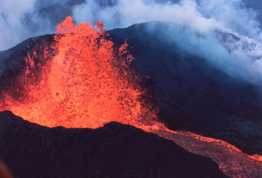Erupție la cel mai mare vulcan activ din lume