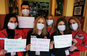 Voluntarii de la UVSAR cu măşti confecţionate de Teatrul &quot;N. Leonard&quot;