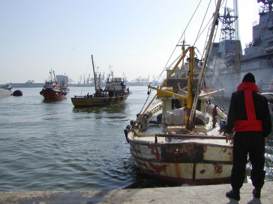 Un marinar gălăţean a murit după ce a căzut de pe o barjă în Portul Orşova