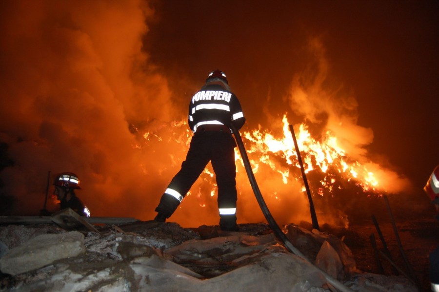 Pompierii s-au chinuit două ore să stingă un INCENDIU la Frumuşiţa