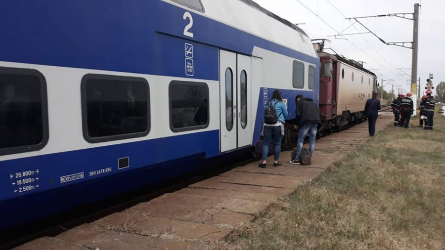 Incident pe calea ferată. Locomotiva unui tren personal a luat foc în mers 