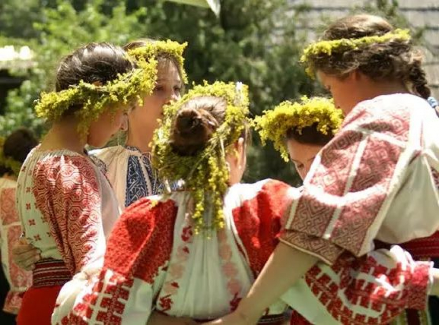 Meşteri, expoziţii şi spectacole de muzică populară, timp de trei zile, în zona „Fata pe valuri”