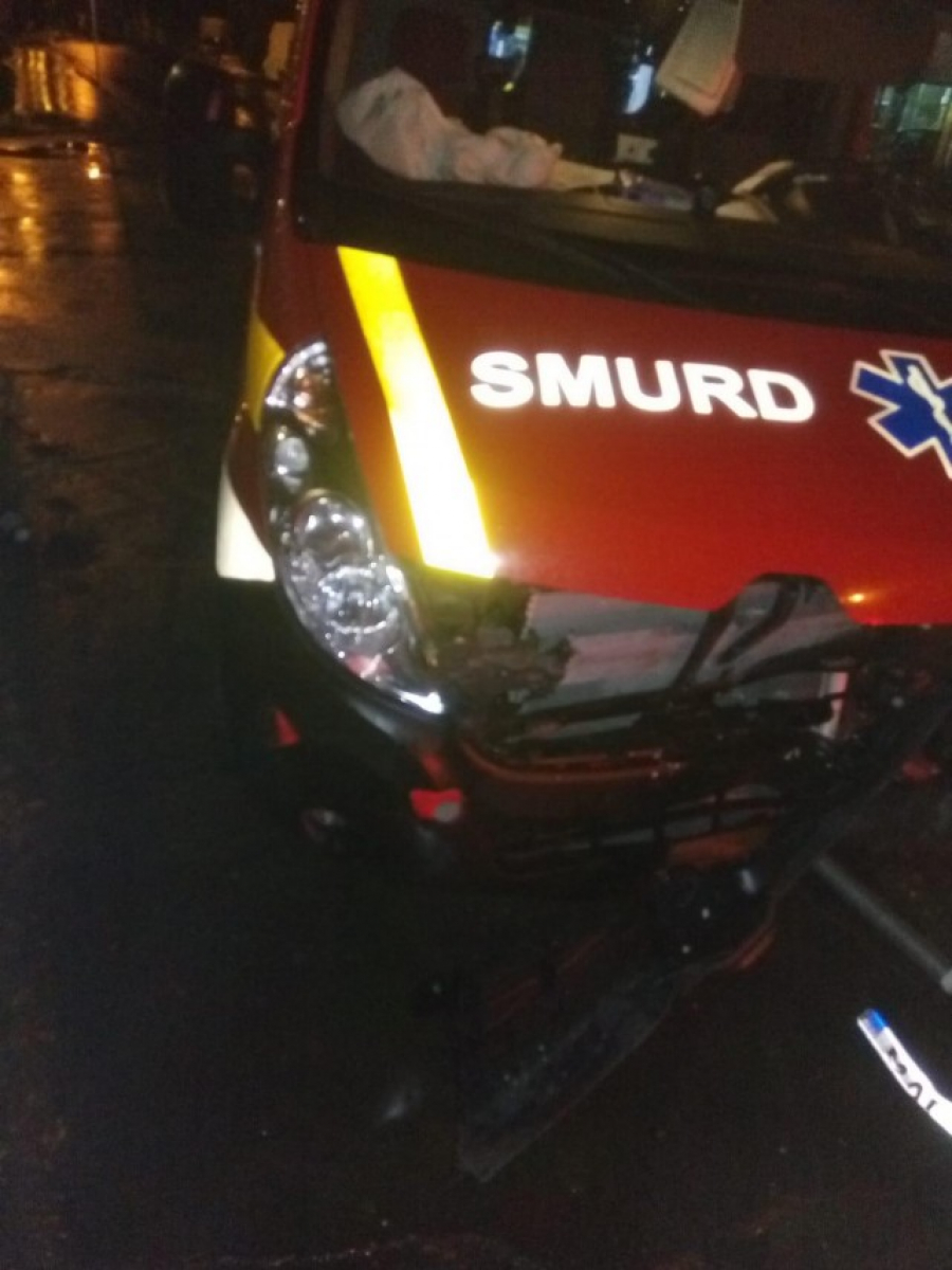 Accident cu o ambulanță SMURD, lângă Spitalul de Urgență