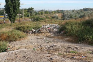 Deşeuri aruncate la voia întâmplării/ Gălăţenii din cartierul Fileşti solicită ajutorul poliţiştilor şi al comisarilor de mediu
