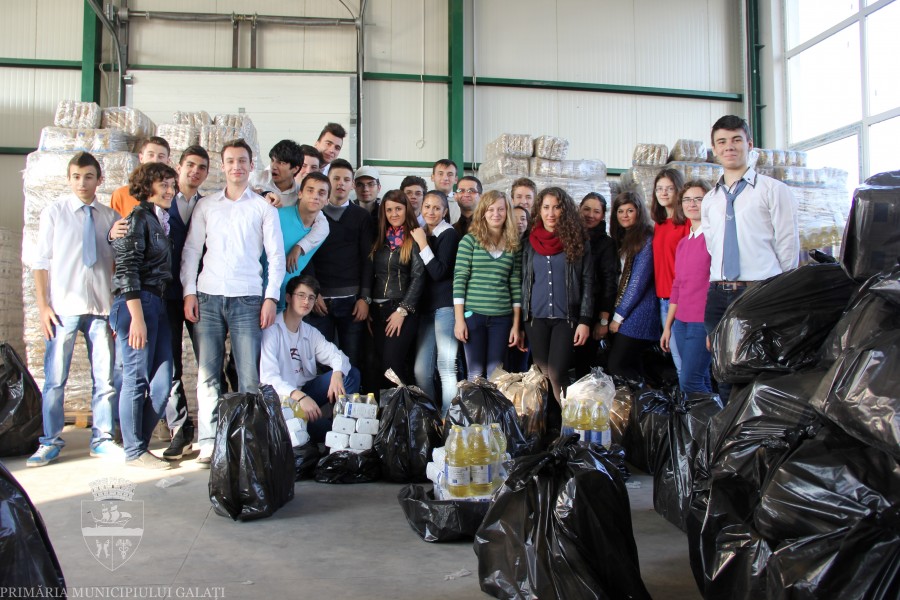 Voluntariat şi implicare: Elevii de la CNMK au făcut pachete pentru săraci