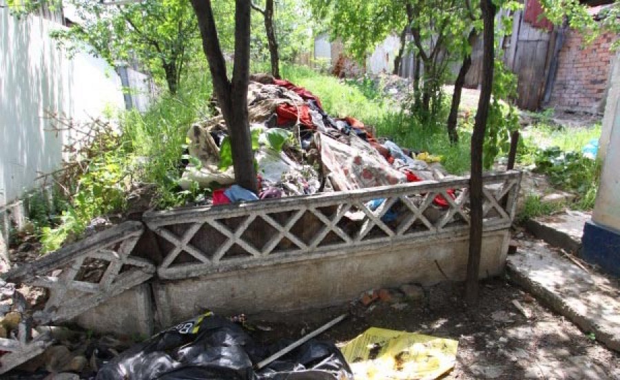 Groapă de gunoi într-o ruină pe strada Tecuci