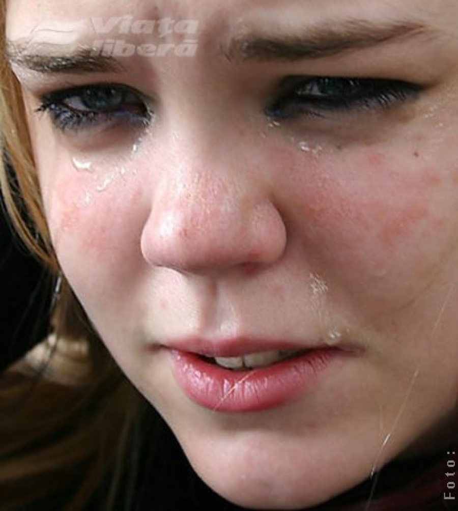 Заплаканная вид. Плачущие девушки. Девочка плачет. Девушка рыдает. Заплаканное лицо девушки.