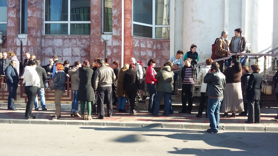 Angajaţii ANAF din Galaţi au PROTESTAT în faţa instituţiei