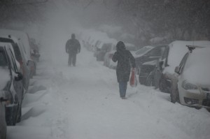 Oameni fără acoperiş deasupra capului, la adăpost de vremea dezlănţuită