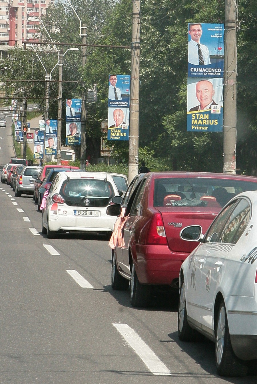 Stâlpii Transurb, împodobiţi ilegal cu panouri electorale