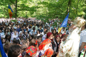 Praznicul Sfintei Treimi - Peste 1.200 de tineri, la pelerinajul de la Mănăstirea Buciumeni