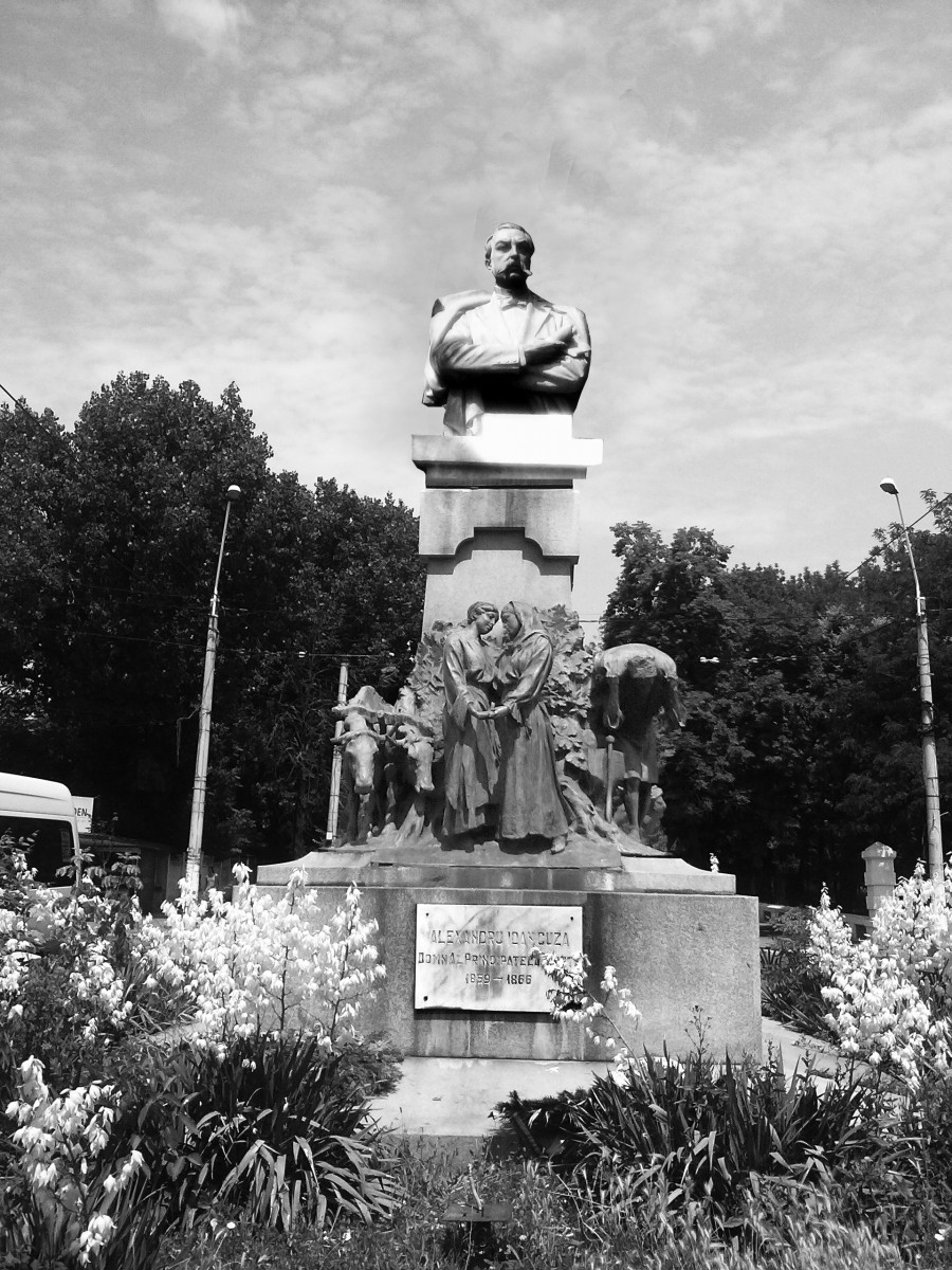 FOTO / Razboiul statuilor pe strada Domnească. Vezi cum l-a "săpat" Alexandru Ioan Cuza pe Lascăr Catargiu