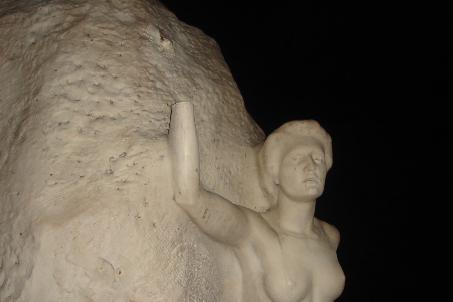 Mâna muzei de la statuia lui Mihai Eminescu a fost smulsă din nou
