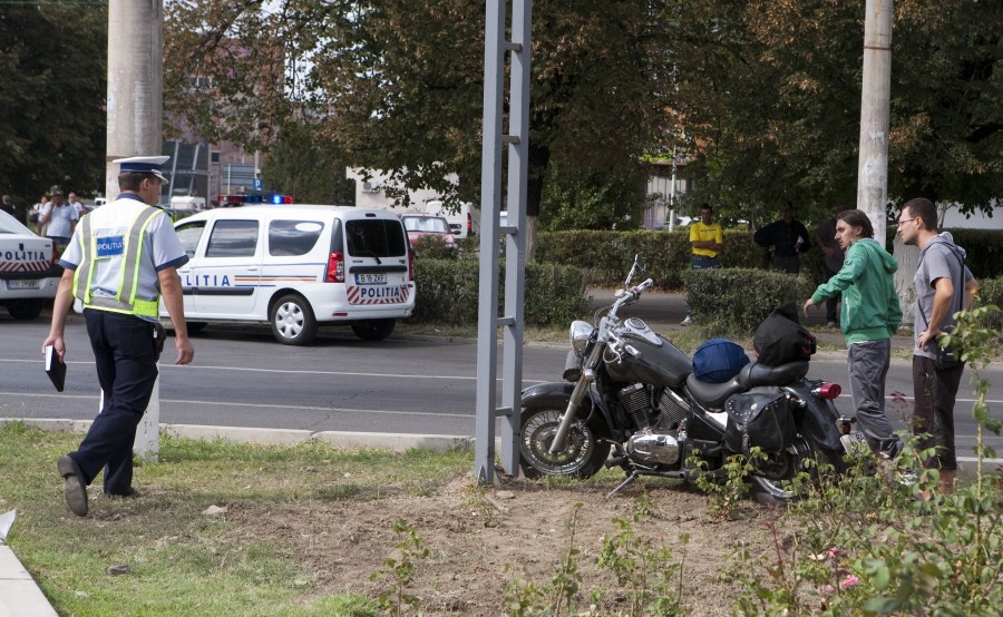 Accident la Inelul de Rocadă. O motocicletă a lovit un Volkswagen în intersecţie