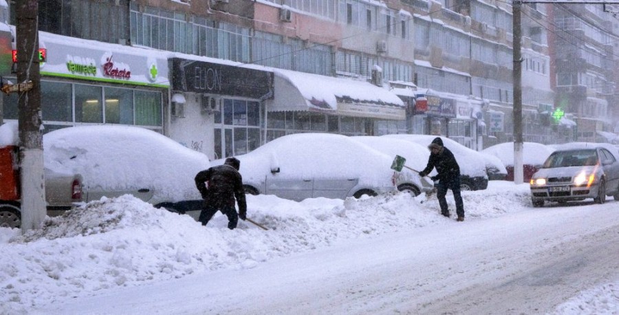 GALERIE FOTO CU PRIMA NINSOARE DIN ACEASTĂ IARNĂ: Pentru a intra în Galaţi trebuie să faci slalom printre TIR-uri